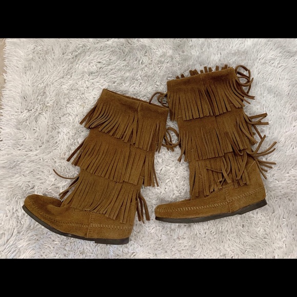 NWT Minnetonka 3-Layer Fringe Boots - Picture 4 of 6